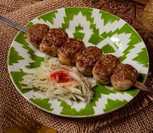 Шашлык из рубленой баранины, обернутый в чарви