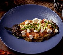 Запечённый баклажан с помидорами и сыром фета