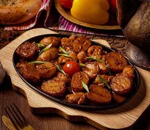 Томленая курица с овощами и аджикой