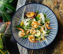 Салат с креветками и манго