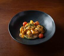 Креветки в соусе том ям с рисом