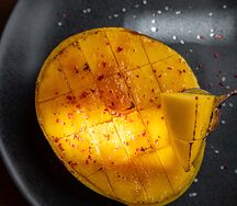 Опалённое манго с розовым перцем