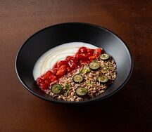 Йогурт с гранолой, медом и ягодами 