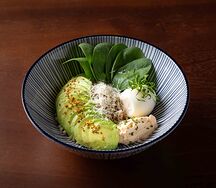 Боул с зеленой гречкой, авокадо и яйцом пашот 