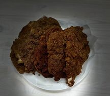 Шницель куриный в темных сухарях