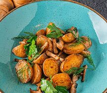 Молодой картофель, обжаренный с тимьяном, розмарином и грибами