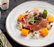 Салат с прошутто, страчателлой и хурмой