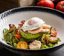 Салат из авокадо с креветками и яйцом пашот