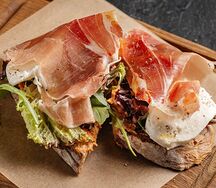 Брускетта с прошутто