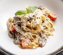 Паста Тальятелле с говядиной в соусе горгондзола