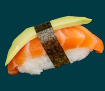 Суши с лососем и авокадо