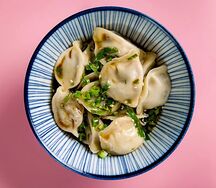 Отварные пельмени со свининой и капустой