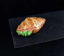 Круассан с красной рыбой и сливочным сыром