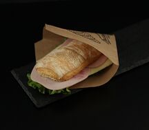 Сэндвич с ветчиной и сыром на булочке панини