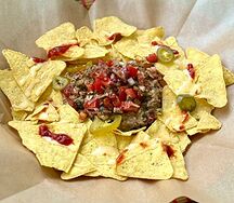 Чипсы начос с мясом и пико-де-гальо, 2 соуса на выбор