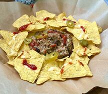 Чипсы начос с мясом и 2 соуса на выбор