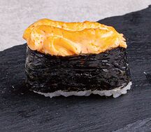 Запеченный гункан с лососем