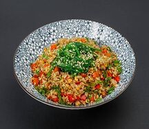 Жареный рис с овощами, водорослями чука и ореховым соусом