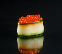Гункан с икрой лосося