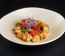 Теплый салат с томатами и баклажаном