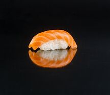 Суши с лососем
