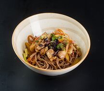 Яки соба с курицей