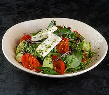 Зеленый салат с авокадо, томатами и брынзой