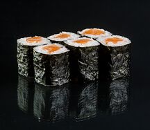 Маки с копченым лососем