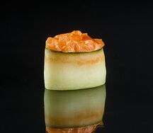 Гункан с лососем