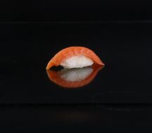 Суши с копченым лососем