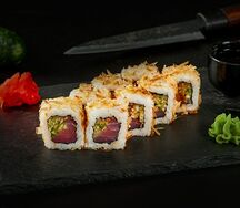 Острый ролл Самурай с тунцом и скумбрией под соусом спайси