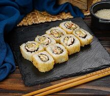 Горячий ролл-салат Цезарь с нежной курицей