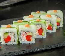 Ролл Royale с копченым крабом и лососем