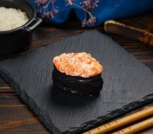 Гункан с лососем