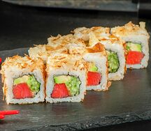 Ролл с копченым лососем и скумбрией со спелым авокадо