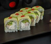 Ролл с тигровыми креветками и авокадо в сливочном сыре