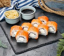Ролл Филадельфия суши с Императорским лососем