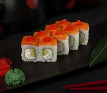 Ролл Филадельфия гурман с ароматным лососем в тобико