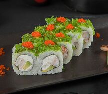 Чука ролл с тигровыми креветками и тобико