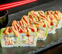 Ролл Зеленый дракон с угрем, снежным крабом и соусом унаги