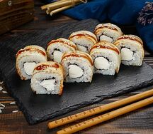 Ролл с угрем харакири под соусом унаги