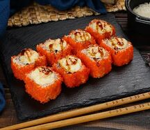 Ролл Сансет со снежным крабом в кунжуте