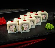 Ролл со слоеным сыром и снежным крабом