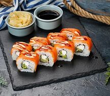 Pолл Филадельфия с нежным лососем и острым соусом