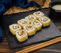 Горячий ролл с копченым угрем и копченым крабом
