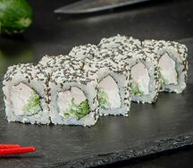Ролл с куриной грудкой, сливочным сыром и кунжутом