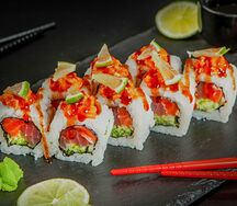 Хикари ролл с филе тунца и лосося под острым соусом спайси