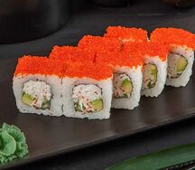 Ролл Калифорния со снежным крабом, тобико и авокадо