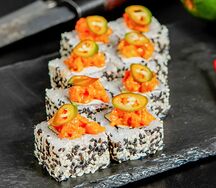 Ролл Мексиканский с королевским лососем и острым соусом