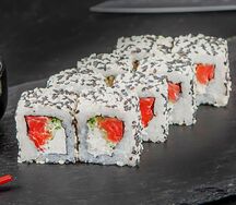Ролл с extra копченым лососем и сливочным сыром в кунжуте